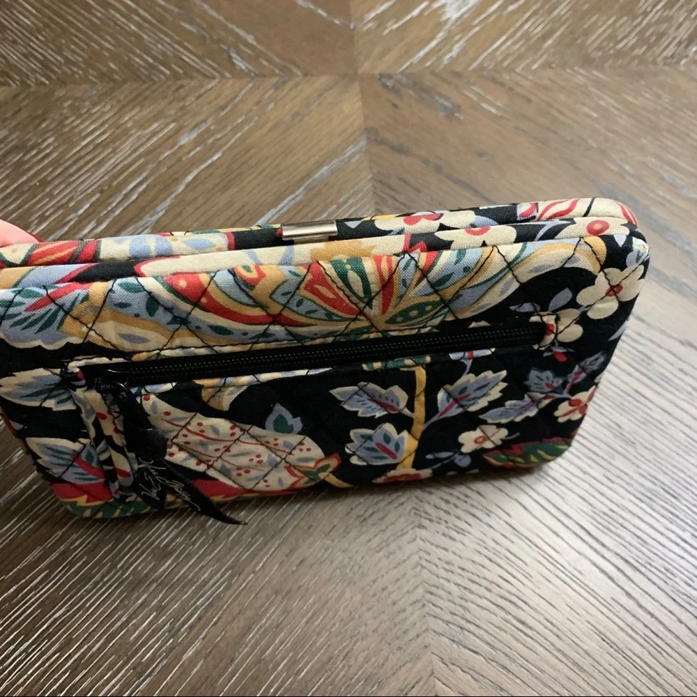 Vera Bradley 2010 Versailles quilted cloth clutch